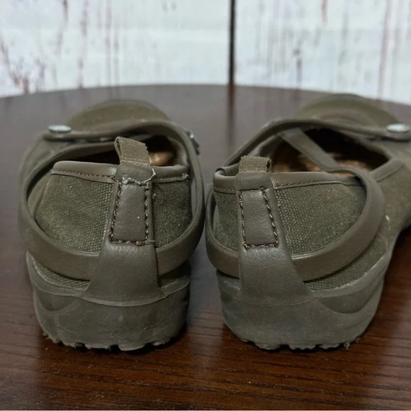 CROCS women’s loafer flats in chocolate brown color size 6 removable insole GUC - Picture 12 of 15